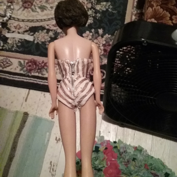 1959 Brunette Bubble Cut Barbie - Picture 7 of 13